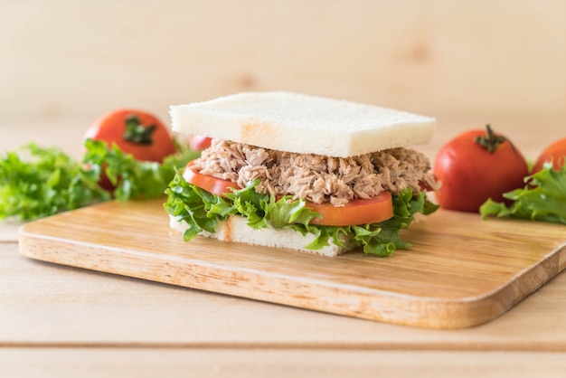 Tonijnbroodje op hout