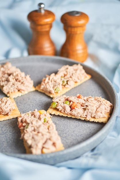 Foto tonijnsalade en mayonaise met crackers.