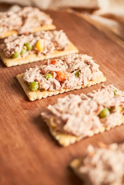 Foto tonijnsalade en mayonaise met crackers.