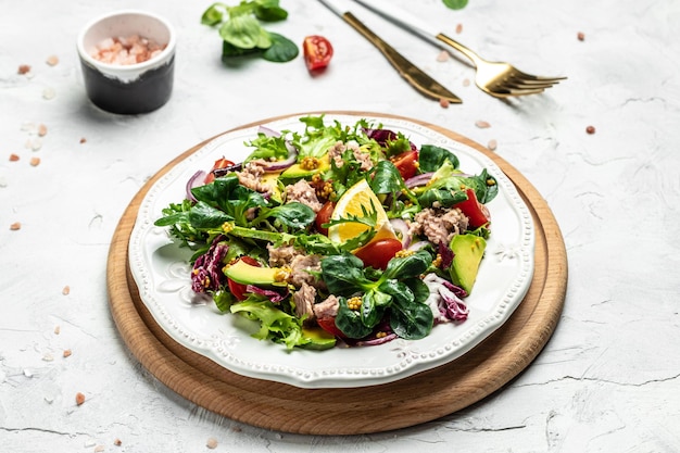 Tonijnsalade met sla, kerstomaatjes, avocado en rode uien Heerlijk ontbijt of tussendoortje Schoon eten op dieet zijn vegan food concept bovenaanzicht