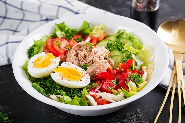 Tonijnsalade met sla, tomaten, komkommer, gekookt ei en paprika Gezonde voeding Franse keuken