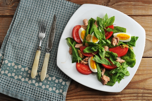 Tonijnsalade met tonijn, spinazie, ei, tomaten, mosterd