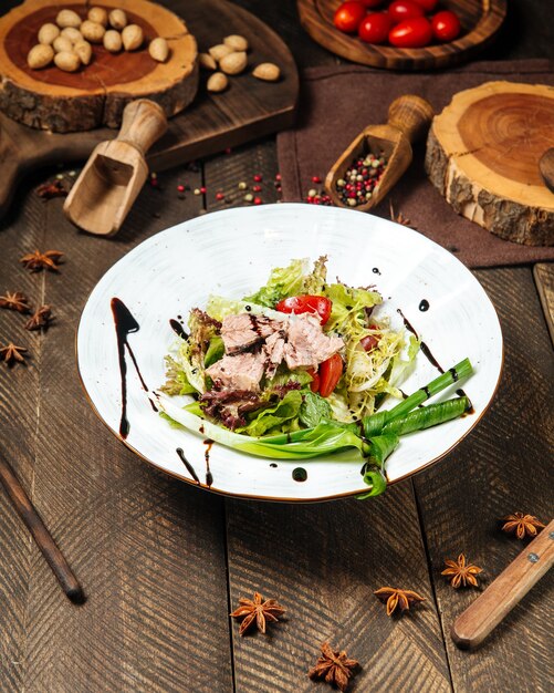 Tonijnsalade met verse slagreens op de houten lijst