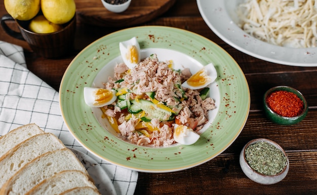 Tonijnsalade op groene plaat