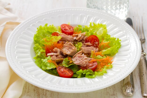 Tonijnsalade op witte plaat op wit