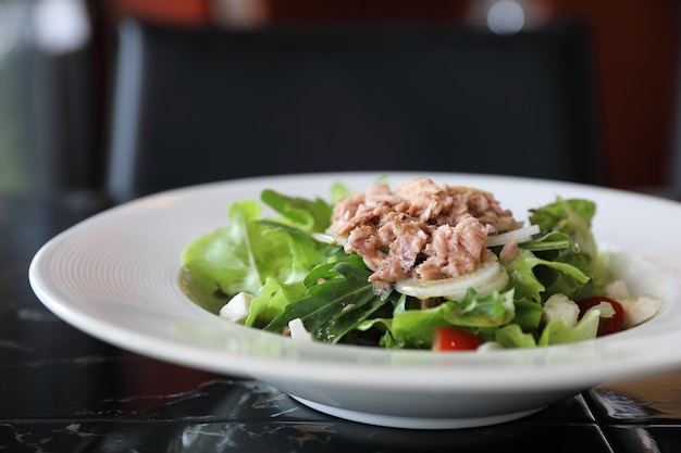 Tonijnsalade voorgerecht op houten tafel