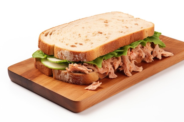 Tonijnsandwich in houten snijplank op witte achtergrond