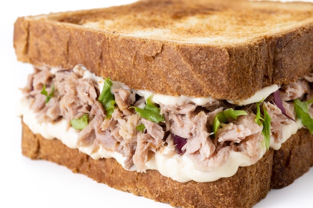 Tonijnsandwich met mayo en groenten die op witte achtergrond worden geïsoleerd
