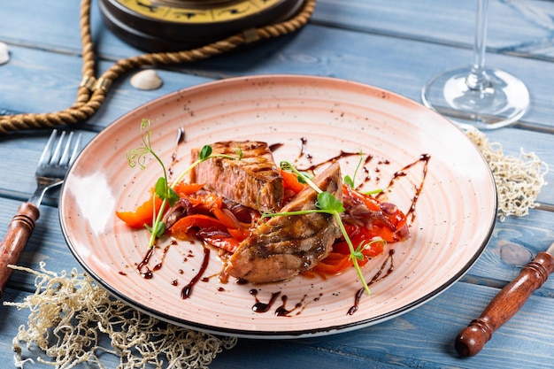 Tonijnsteak met paprika en roze uien-1