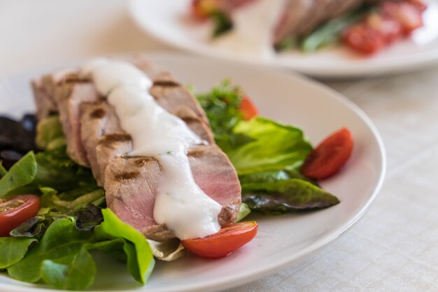 tonijnsteak met salade