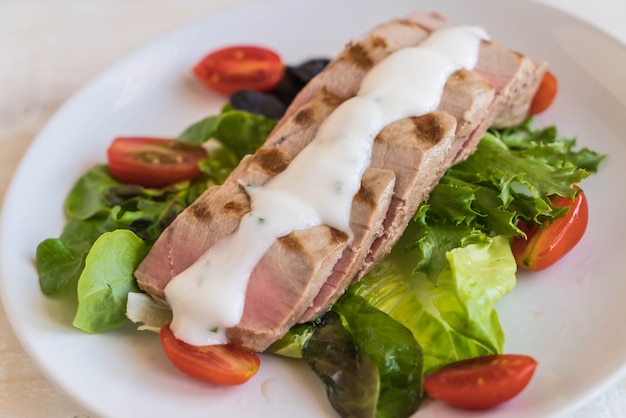 tonijnsteak met salade