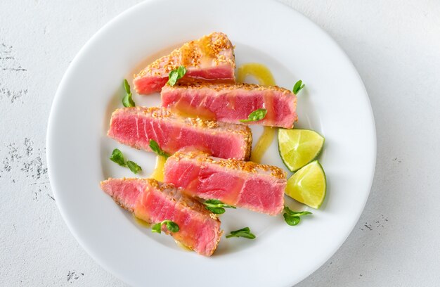 Foto tonijnsteak met sesamzaadjes