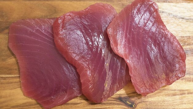 Tonijnsteak op een houten plank lekker visdiner