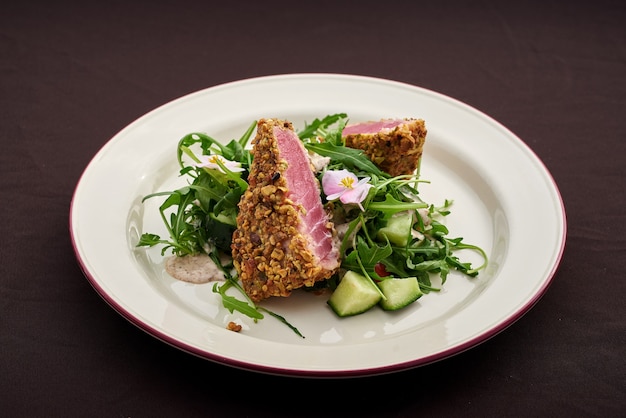 Tonijnsteak pistache paneermeel met gemengde salade