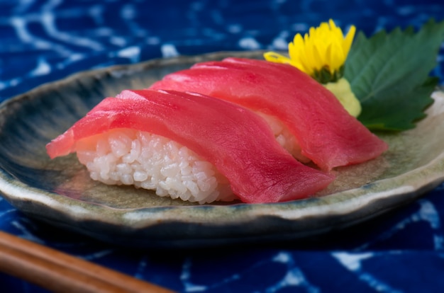 Tonijnsushi serveren in Japanse stijl.