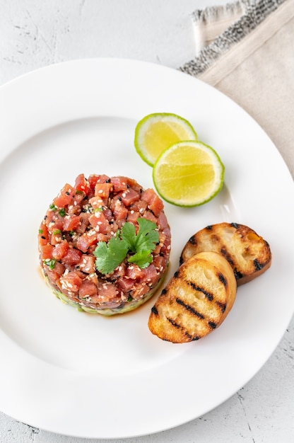 Tonijntartaar met avocado en sesamzaadjes