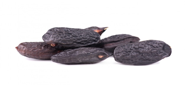 Photo tonka beans isolated on white background