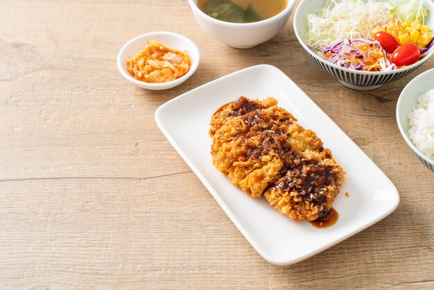 Тонкацу - японская котлета из свинины, обжаренная во фритюре с рисом, - японская кухня
