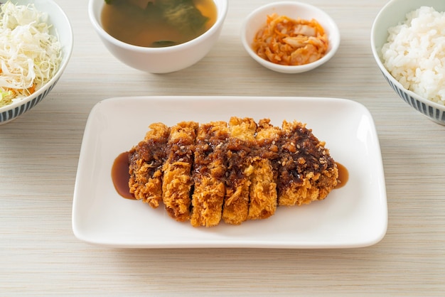 Tonkatsu - japanse varkenskotelet gefrituurd met rijstset - japans eten