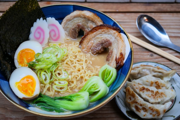 写真 とんこつラーメンラーメンポークボーンブロスとチャーシュー