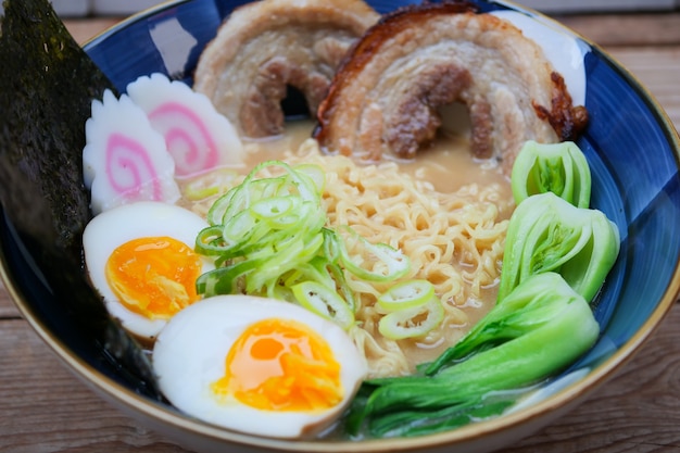 Foto tonkotsu ramen japanese noodles pork bone broth e chashu