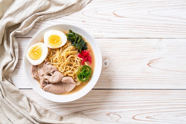 tonkotsu ramen noedels met varkensvlees en ei