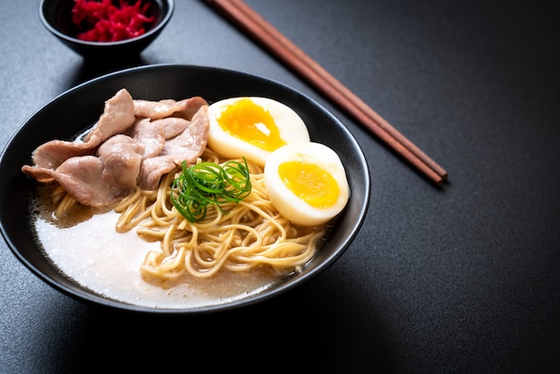 Tonkotsu ramen noedels met varkensvlees en ei