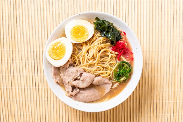 tonkotsu ramen noedels met varkensvlees en ei