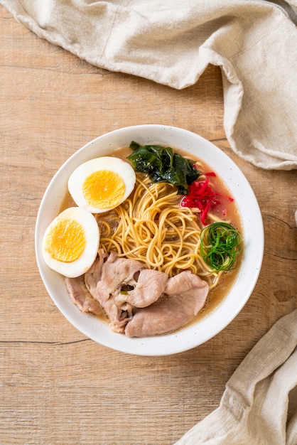 tonkotsu ramen noedels met varkensvlees en ei