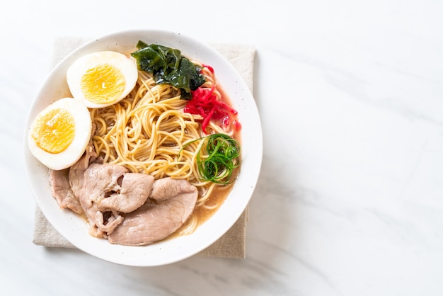 tonkotsu ramen noedels met varkensvlees en ei