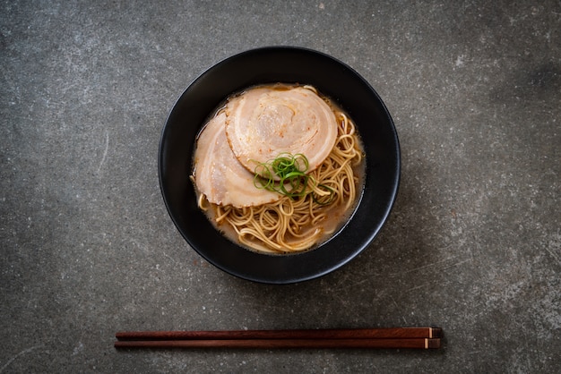 tonkotsu ramen noodles met chaashu varkensvlees