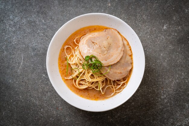 Photo tonkotsu ramen noodles with chaashu pork