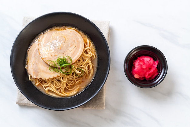 Tagliatelle di ramen tonkotsu con maiale chaashu