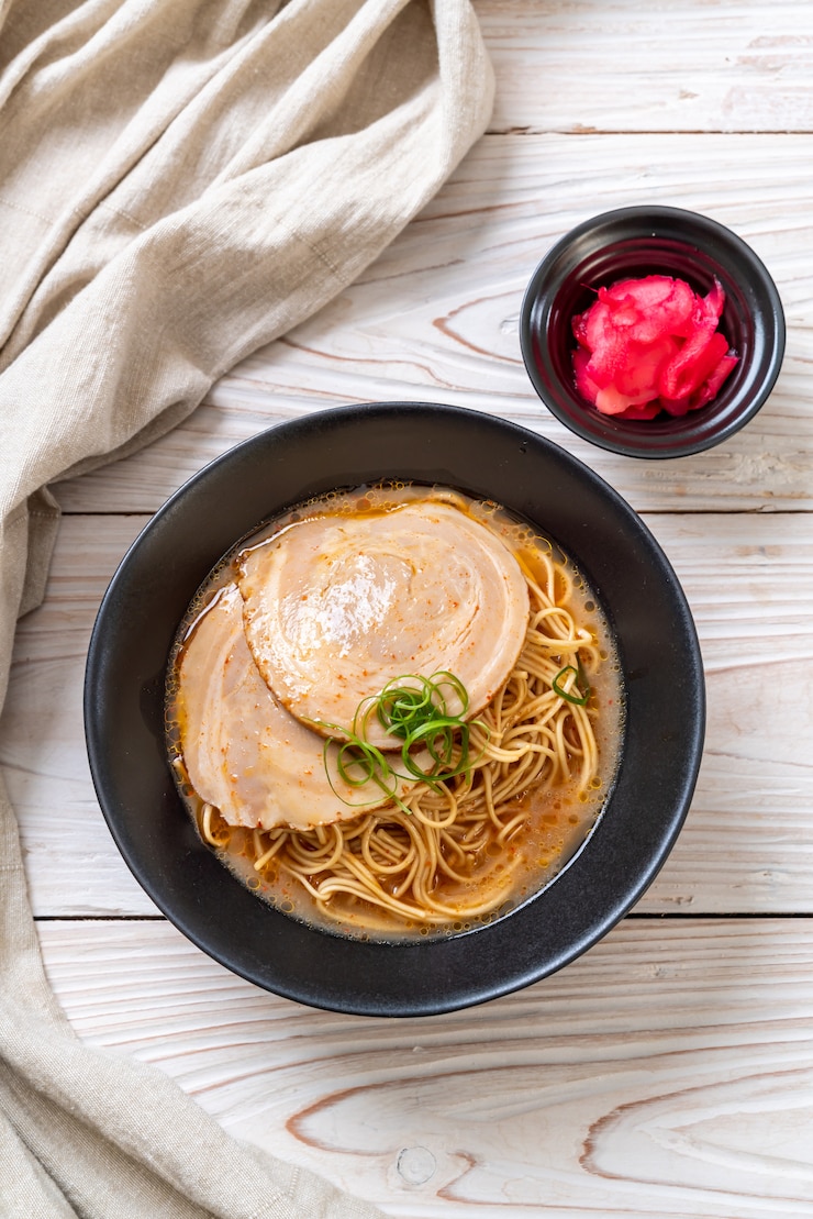 Photo tonkotsu ramen noodles with chaashu pork