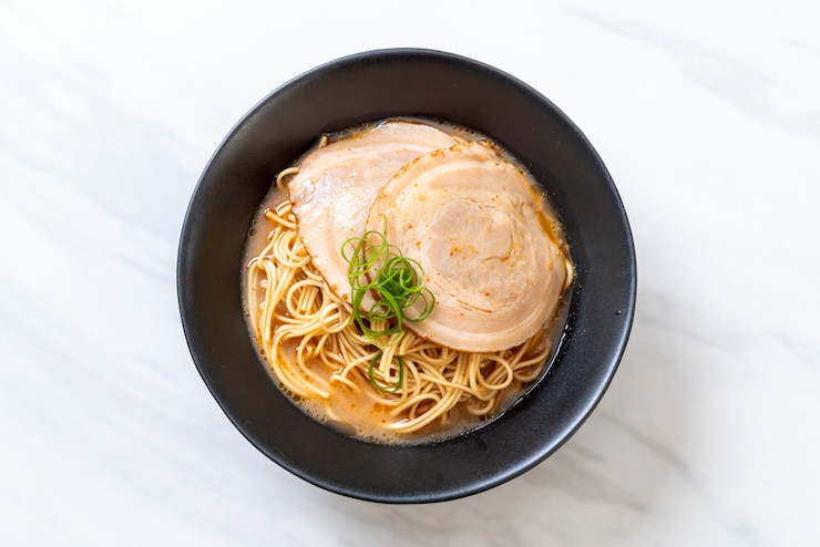 Photo tonkotsu ramen noodles with chaashu pork