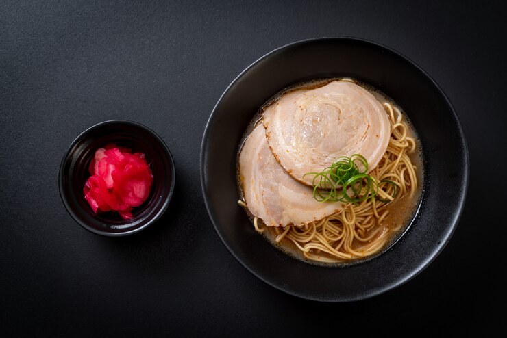 Photo tonkotsu ramen noodles with chaashu pork