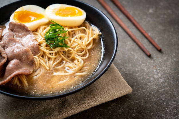 写真 豚と卵のとんこつラーメン