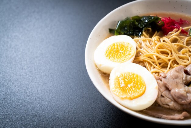 Foto tonkotsu ramen noodles con carne di maiale e uovo