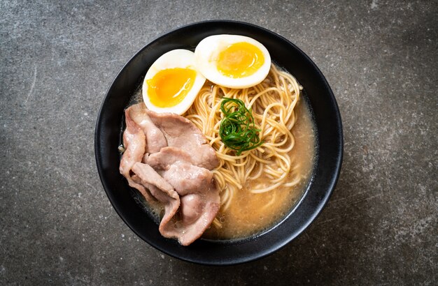 Photo tonkotsu ramen noodles with pork and egg