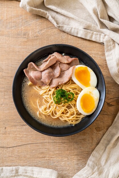 Tonkotsu ramen noodles con carne di maiale e uovo