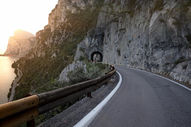 Tonnel op de unieke en beroemde Strada della Forra Scenic weg bij grotten die leiden van Tremosine naar Pieve