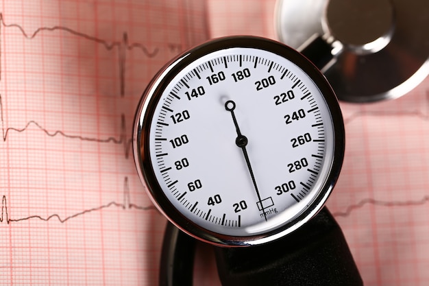 Foto tonometro per misurare la pressione e l'ecg su sfondo rosa