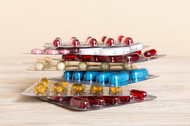 Слишком много разных картриджей с таблетками сложены выборочно Фокус Пакеты блистеров с таблетками Цветные упаковки пастилок Куча лекарств в блистерах Фармацевтические блистеры