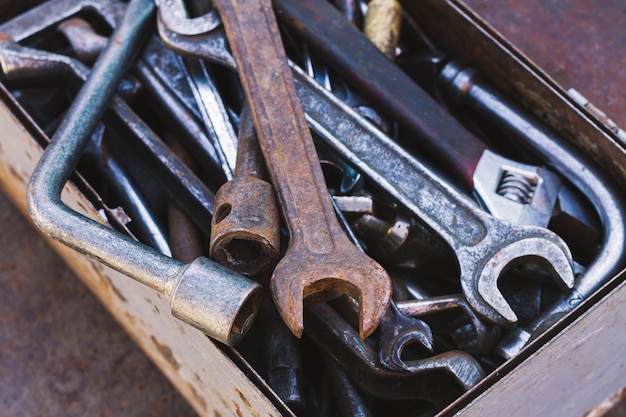 Toolbox van verschillende vuile oude handhulpmiddelen close-up