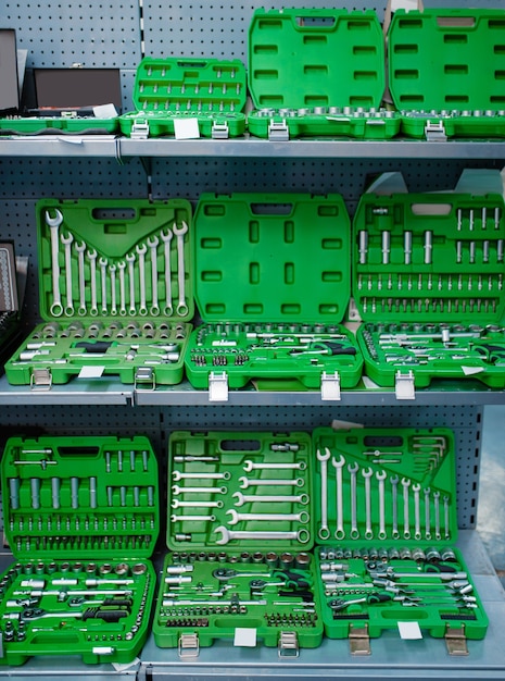 Cassetta degli attrezzi con teste a cricchetto in primo piano del negozio di utensili