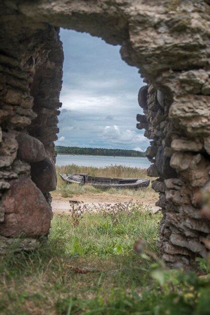 Foto tooles kasteel aan de kust van de oostzee