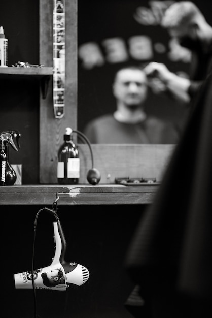 Photo the tools of a barber on the desktop in front of the mirror