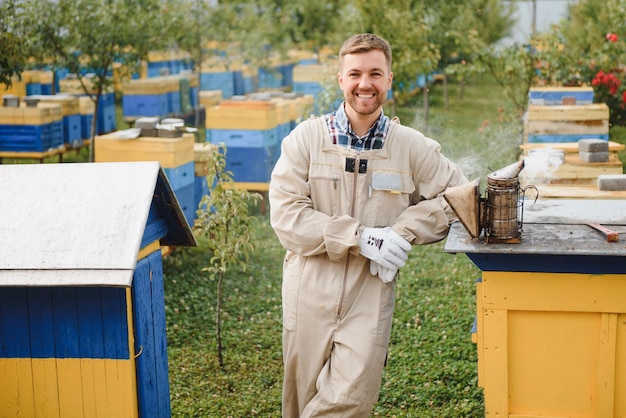 Foto a strumenti dell'apicoltore tutto per un apicoltore per lavorare con le api fumatore uno scalpello una scatola da apicoltore tuta per la protezione dalle api attrezzatura per l'apicoltura concetto di apicoltura