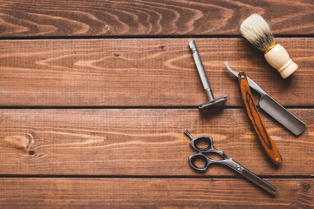 Фото Инструменты для стрижки бороды парикмахерской вид сверху на деревянном фоне