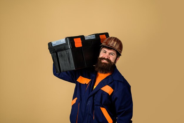 Фото Инструменты для ремонта ремонтный комплект, строитель человек в костюме, несущий ящик для инструментов, ремонтник в общем ящике для инструментов
